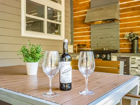 Hendersonville Getaway • Hot Tub & Fire Pit