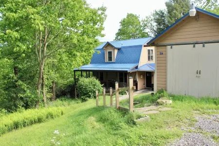 Charming 1920s Hillside Home Overlooking Valley and Rails-To-Trails Отели в г. Кларион Каунти