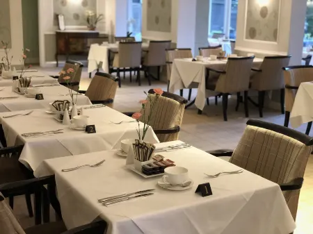 The Falcon Hotel Отели в г. Фарнборо