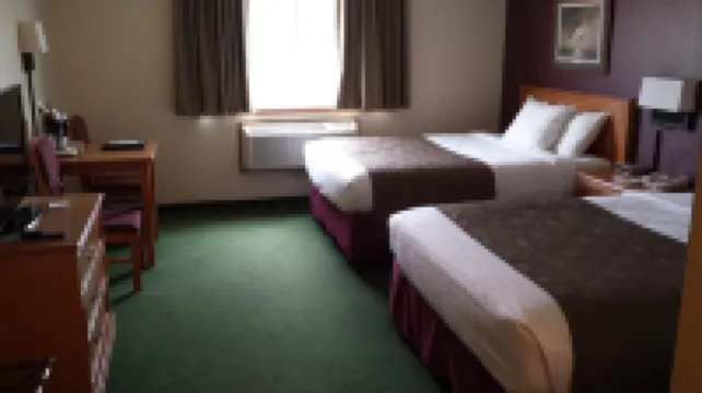 AmericInn by Wyndham Madison SD のホテル