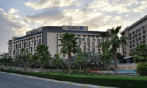 Yas Plaza Mangroves by IHG (formerly Radisson Blu Abu Dhabi Yas Island) ワーナーブラザースワールド・アブダビ周辺のホテル