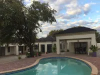 Lediba Guest Lodge Hotel di Maun