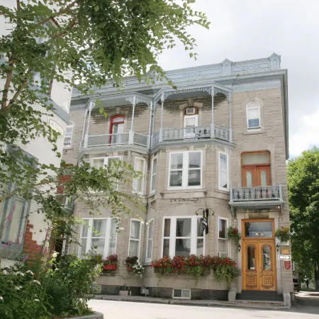 Hotel Ermitage Отели рядом с достопримечательностью «Театр «Капитолий»»
