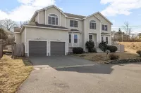 Spacious 6 Bedroom 4.5 Bath House in Charming Marblehead & Close to the Ocean