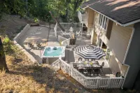 Hidden Oaks Farmhouse by AvantStay Hot Tub Deck Hotels near Faces of Freedom Veterans Memorial