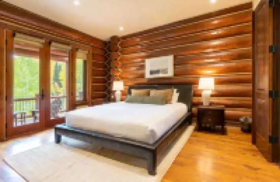 阿凡達住宿135號溪上聯排別墅 滑雪入/滑雪出的家配有熱水浴池