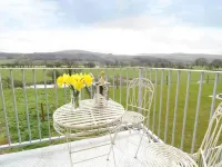 Dee Valley Country Escape - Sleeps 4 & Hot Tub فنادق في کینوید، دنبیگ‌شر