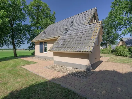 Spacious Bungalow Near the Frisian Lakes Отели в г. De Friese Meren