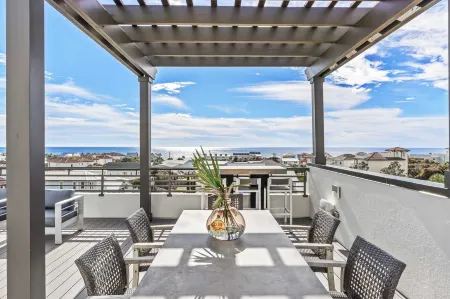 Crest One by Avantstay Rooftop Views, Pool Access, Golf Cart Included