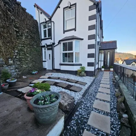 Llangollen Retreat With Stunning Views of the Castle