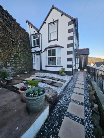 Llangollen Retreat With Stunning Views of the Castle