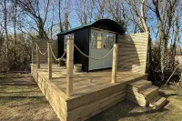 Tadnoll Escape- Shepards Hut- Sleeps 2- Bbq- Lake Hotels in Bere Regis