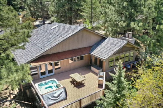 Breathtaking Golf Course Views and Cozy Atmosphere - Inviting Mountain Escape