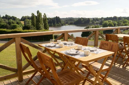 Brit Hôtel Confort - la Tour Blanche Отели в г. Шато-Шерви