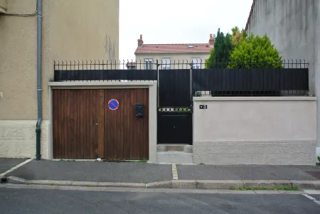 Maison Sorbier, Appartement 1 Отели в г. Невер