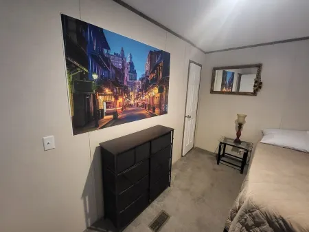 Cozy 3-bedroom 2 bath,5beds mobile home. Close to a boat launch. Covered parking Отели в г. Сабин Пэриш