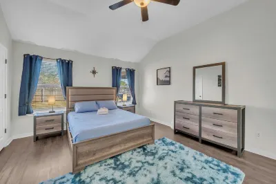 Charming Rustic Retreat with 4-bedroom house with WiFi in enchanting Killeen