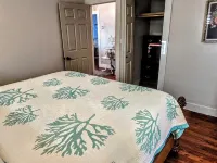 2-bedroom house, fits 6, bike trails, pet friendly, lakes, downtown night life! 因弗內斯酒店