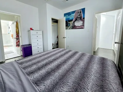 Charming 2-bedroom townhome in energy corridor, FULL of light 能源走廊住宿飯店