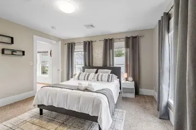 Cozy Retreat – Walk to the Lake!