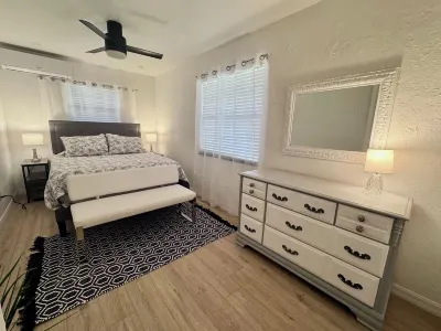 Charming Longboat Key Bungalow with private beach 5 min walk away