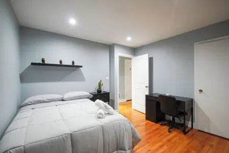 Modern 2-floor, 3-bedroom apartment 20 minutes from Manhattan. Отели рядом с достопримечательностью «Запад Нью Йорк Паркс Департмент»