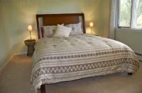 Stunning home with pool, spa, mountain views, sleeps up to 10, walk to Woodstock