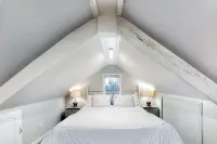 Elegant Southern Cottage/Downtown Pied-a-Terre near Island Beaches