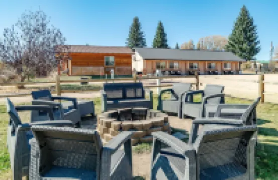 Mountain Ridge Cabins & Lodging Between Bryce and Zion National Park