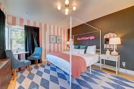 Disneyland 12m! Themed Decor, Pool, Fire Pit, BBQ, Gameroom, & EV Charger