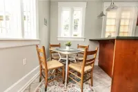 Trendy Lakeview Craftsman Walk to Restaurants!