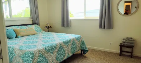 Casa Blanca Waterfront House with Private Pier , Sleeps 8. 4 Bedrooms, 3 Bath