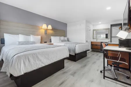 Inland Inn & Suites Отели рядом с достопримечательностью «Costco Gas Station»