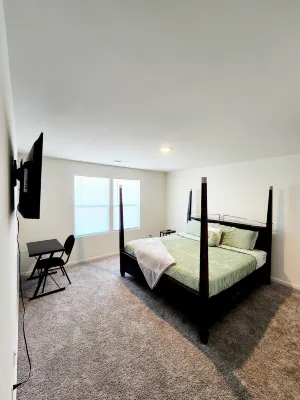 Charming and Cozy 4BR 2BA House with Parking, Minutes from I-95 and Buc-ees