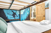 NEW Chalet 6 minutes from Sunday River! Hot tub, Sauna, Sleeps 12, Dog Friendly!