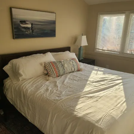 Downtown Marblehead 2brm/1.5bath w/ deck