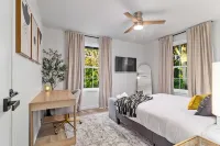 Oakside Retreat – Private Getaway with Huge Yard, Firepit and Game Room Hotels in Vanderburgh County