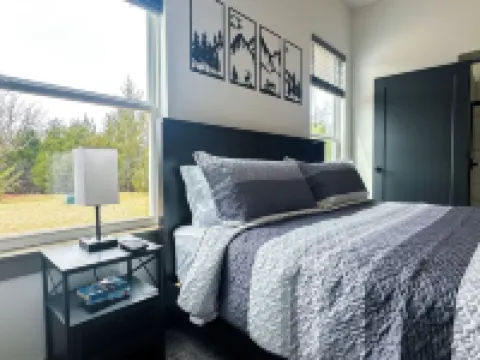 WhiteTail Cabin with Shuffleboard, Fireplace, WiFi, South of Norman Hotels in McClain County