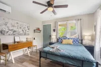 Charming Lake View cottage in tranquil Rockaway Beach