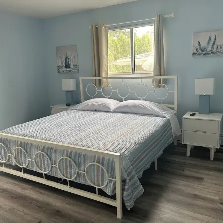 Stunning marina & Lake Michigan views, walking distance to downtown!