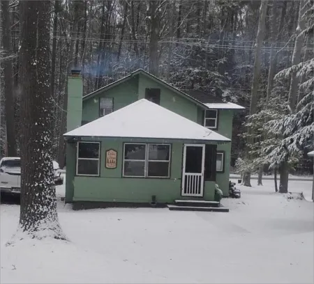 Charming 3 BR Lakefront Cottage - Gateway to Platte Lake & Sleeping Bear Dunes!