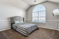 Beautiful peaceful home in modern neighborhood with parks