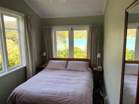 3 Bedroom House with Amazing Sea Views. Отели в г. Ловер Хатт