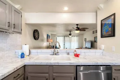 Charming 2-bedroom Oceanview Condo in Welcoming Kailua-Kona with WiFi, AC 카할루우 만 주변 호텔