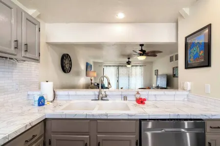 Charming 2-bedroom Oceanview Condo in Welcoming Kailua-Kona with WiFi, AC Отели рядом с достопримечательностью «Залив Киоау»