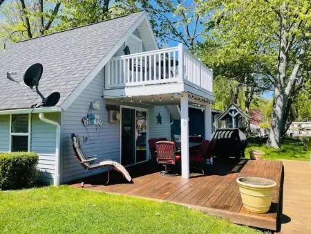 Adorable Gun Lake Cottage