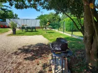 Maison sur Propriété Viticole, Avec Piscine Chauffée Hotels in Pons