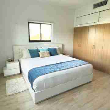 Luxury Modern 2 Bedroom Penthouse Condo in Grace Bay close to beach w/pool Rooms