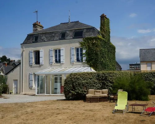 3-Room Apartment on 1st Floor of les Courlis on the Edge of Portbail Harbor Hotels in Portbail
