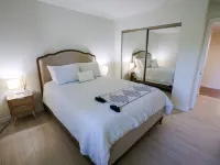Luxurious Lake Front Condo With Stunning Views In Kirkland